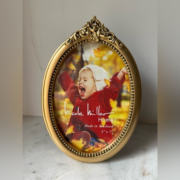 Nicole Miller Ornate Gold Oval Frame for 5x7” photo - Picture 4 of 11